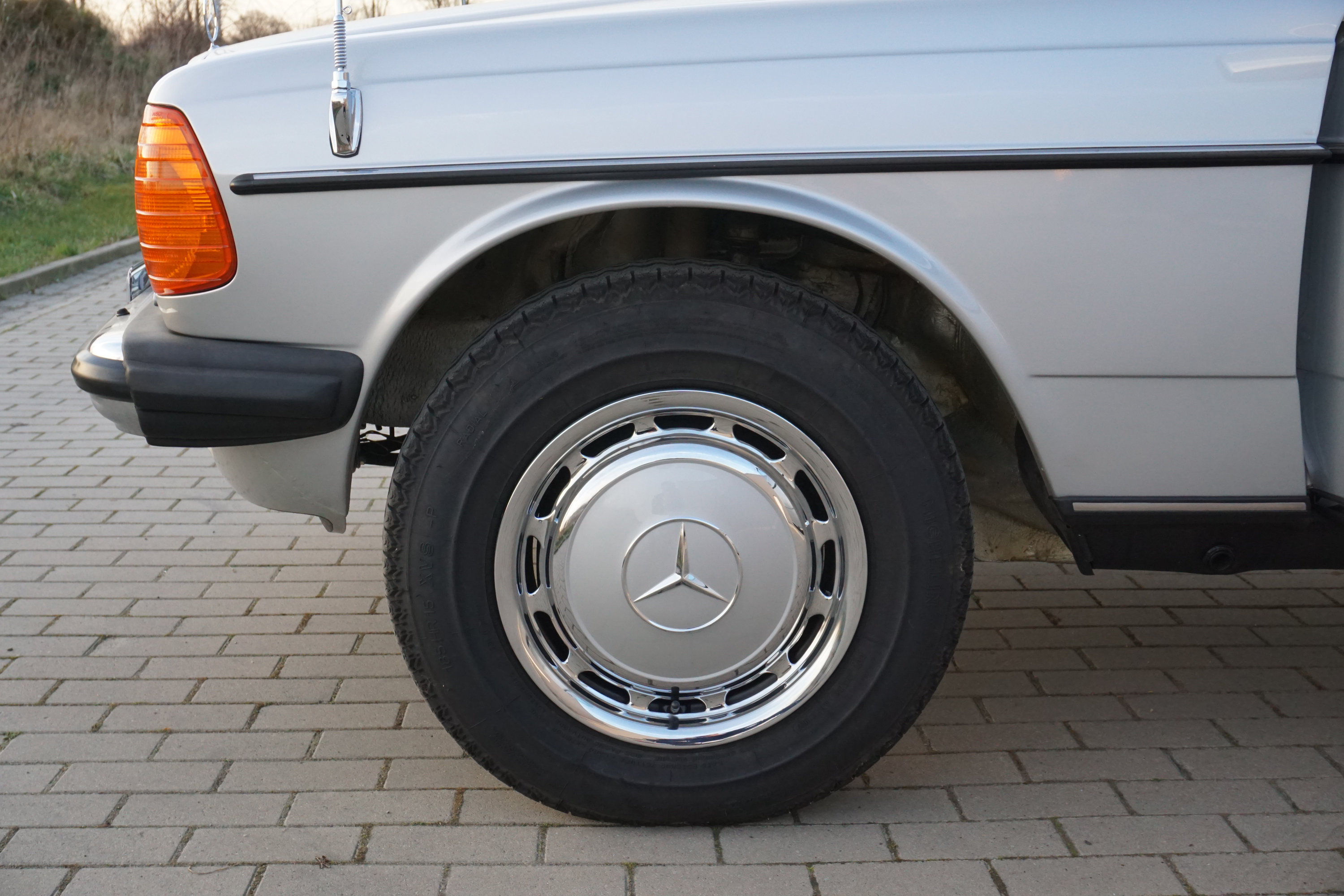 Mercedes-Benz 250 (W123)