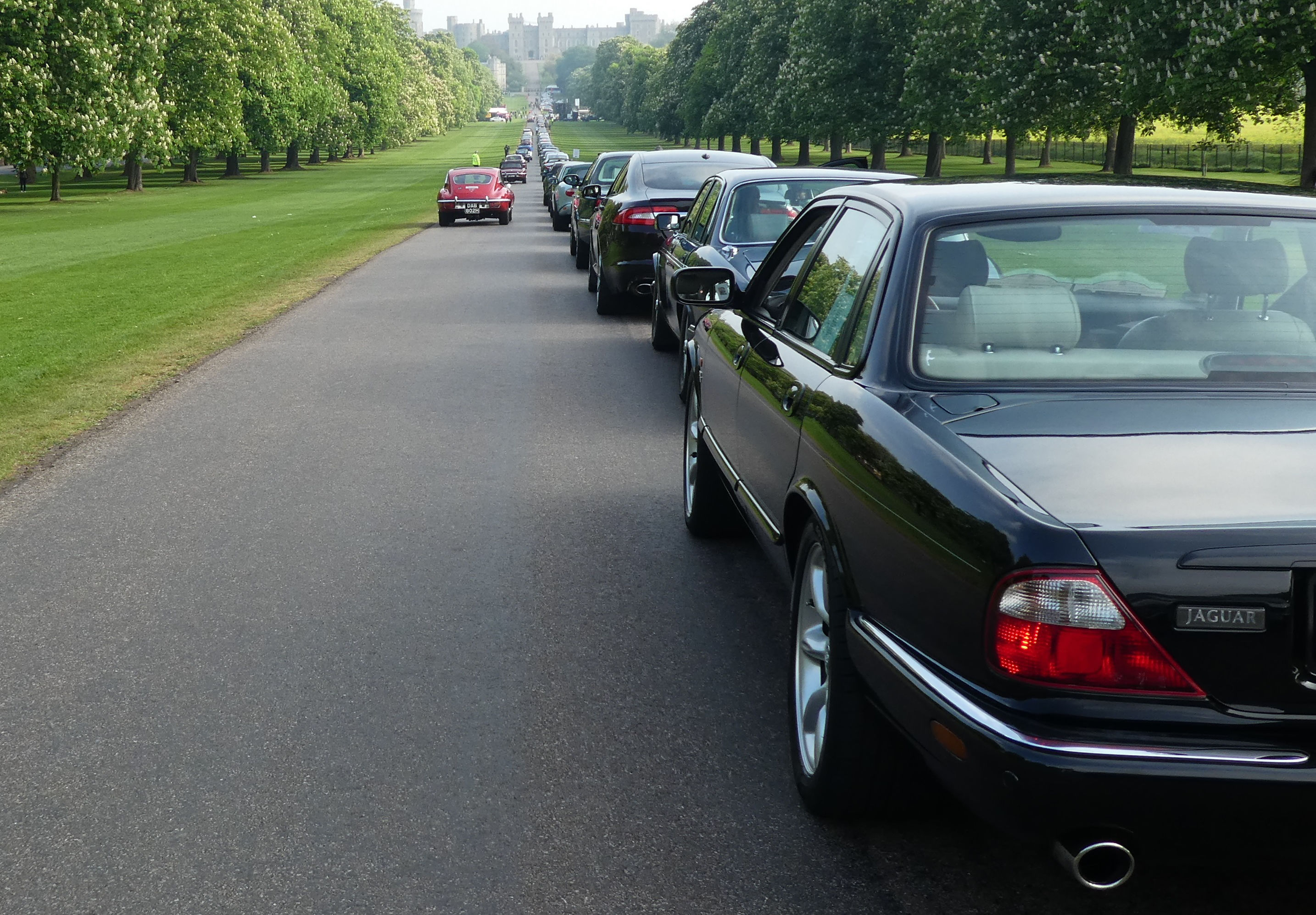 Verschiedene Young- und Oldtimer bei einer Parade